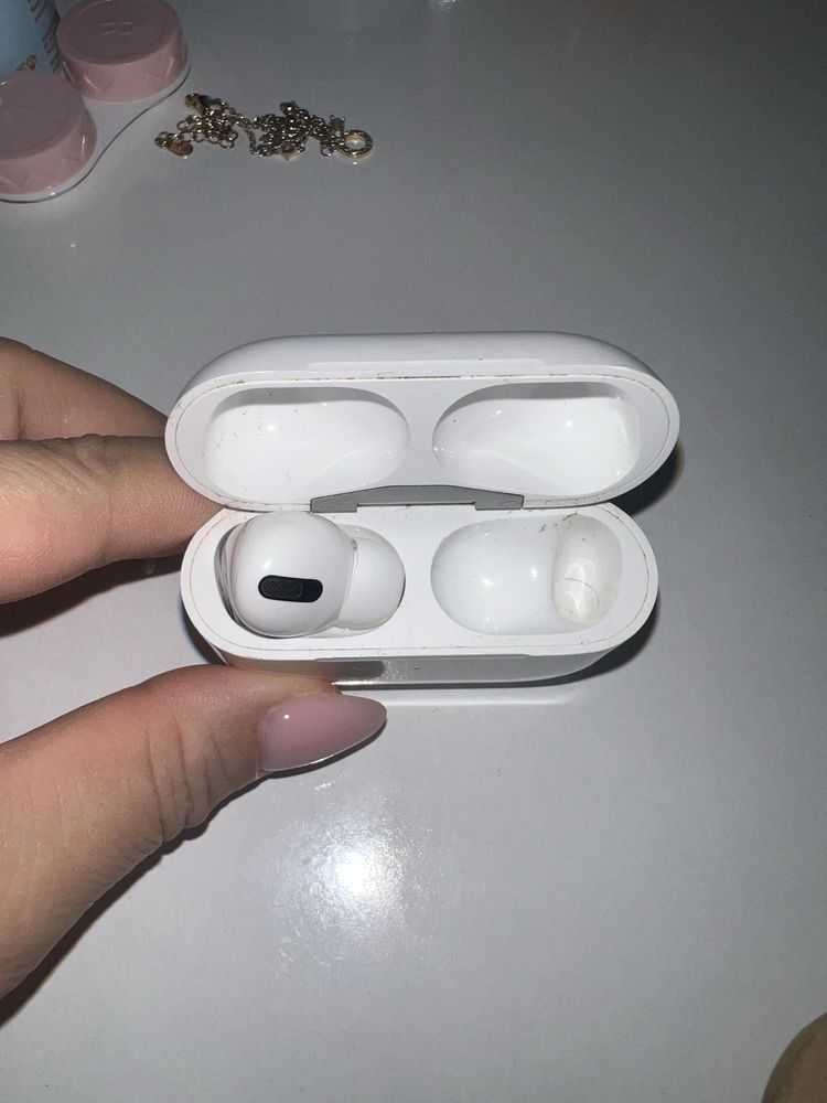 Продам AirPods Pro 1-го поколения (оригинал)кейс и левый наушник