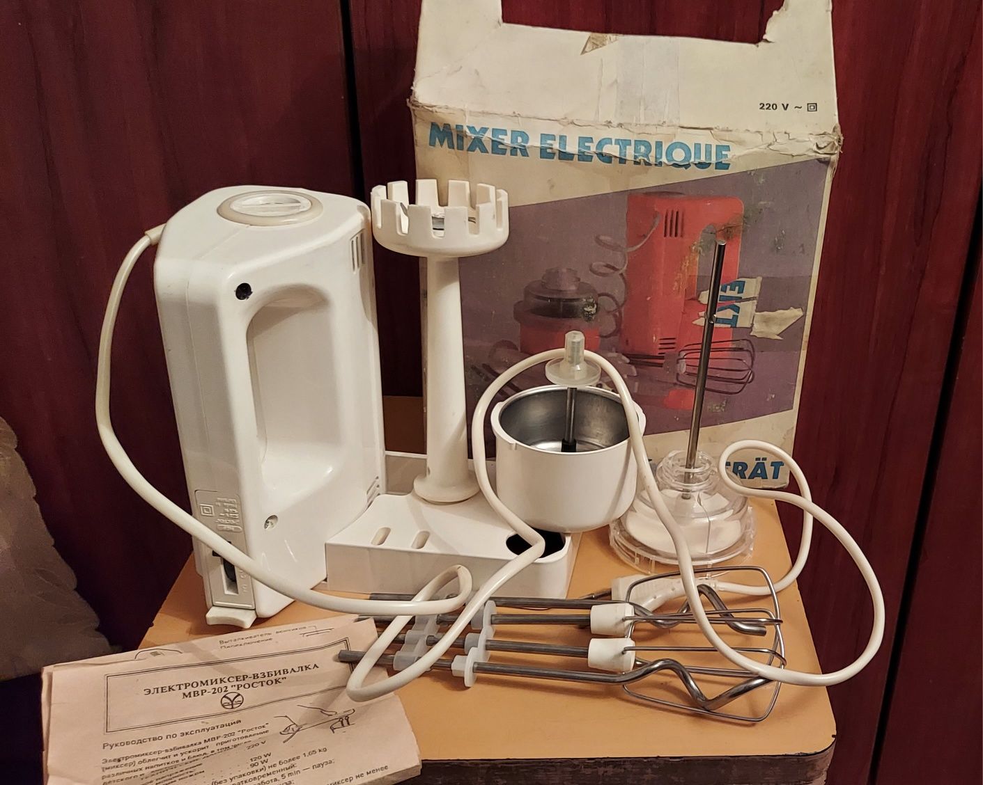 Миксер electrioue,рабочий с разными насадками