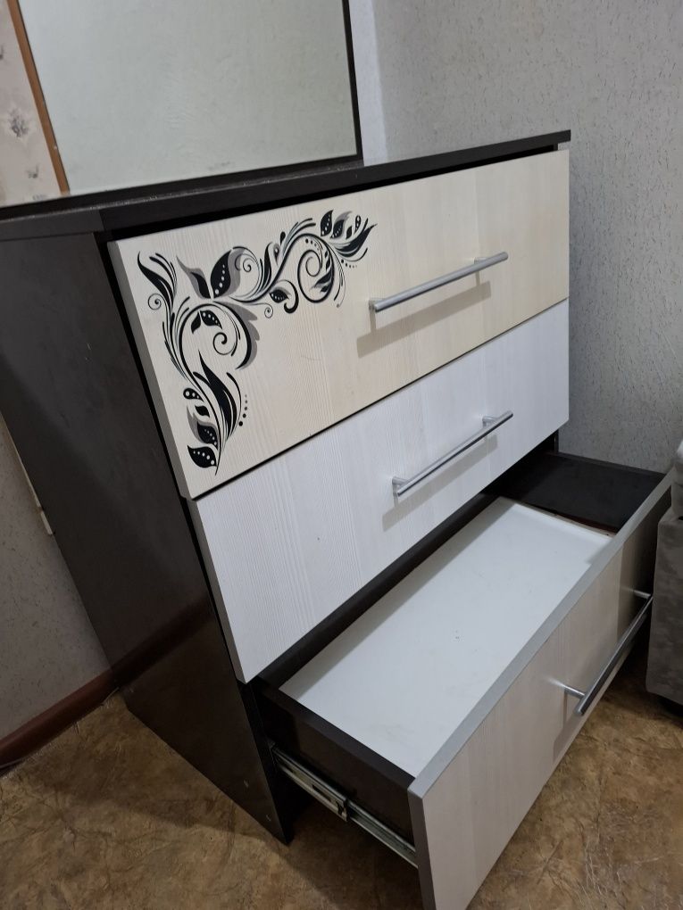 Комод с зеркалом
