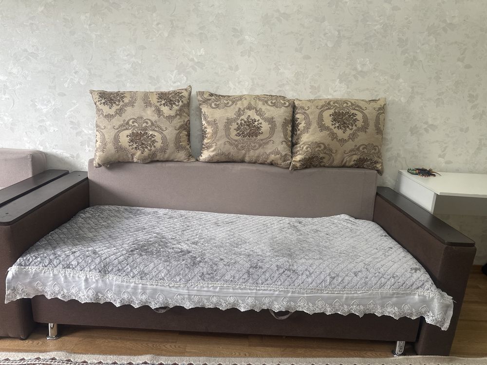 Продам диван с 2 кресло и 2 пуфика с дивандеками и 4 подушки как на фо