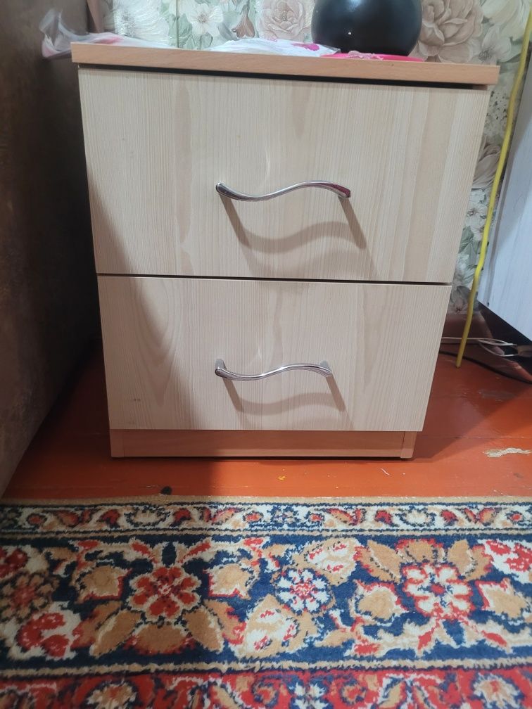 Продам 2х спальную кровать и 2 тумбочки
