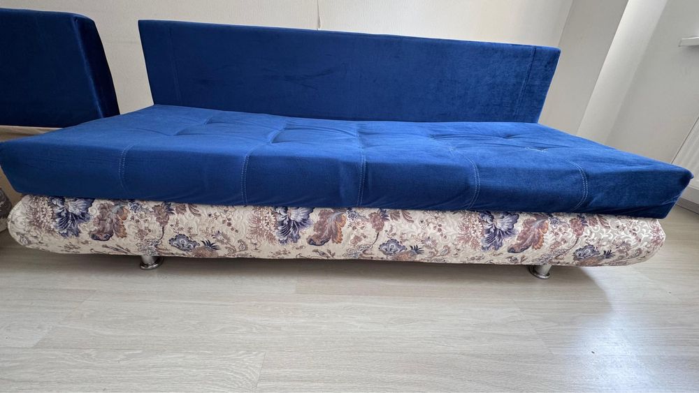2 синих одинаковых дивана