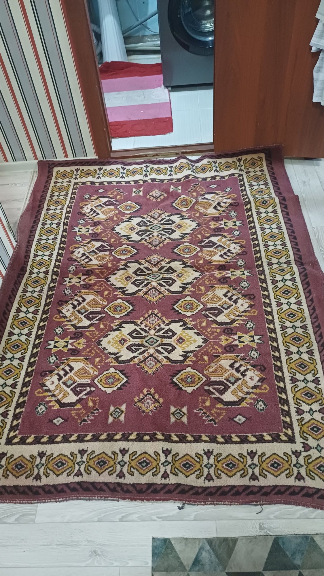 Продам ковер 2500тг