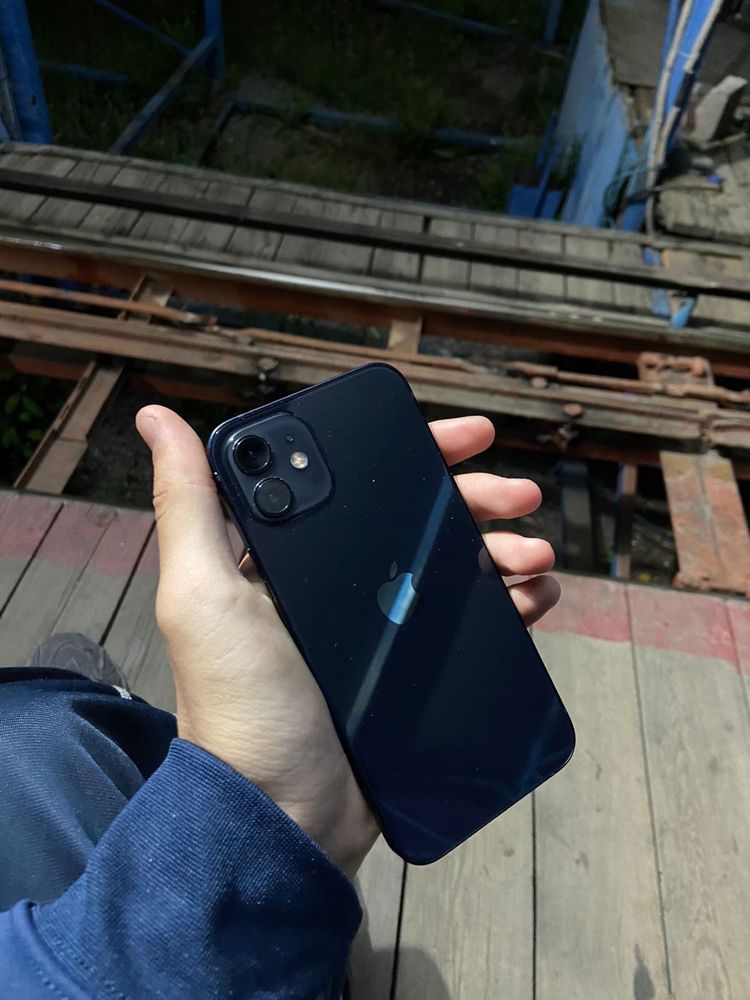 Продам iPhone 12