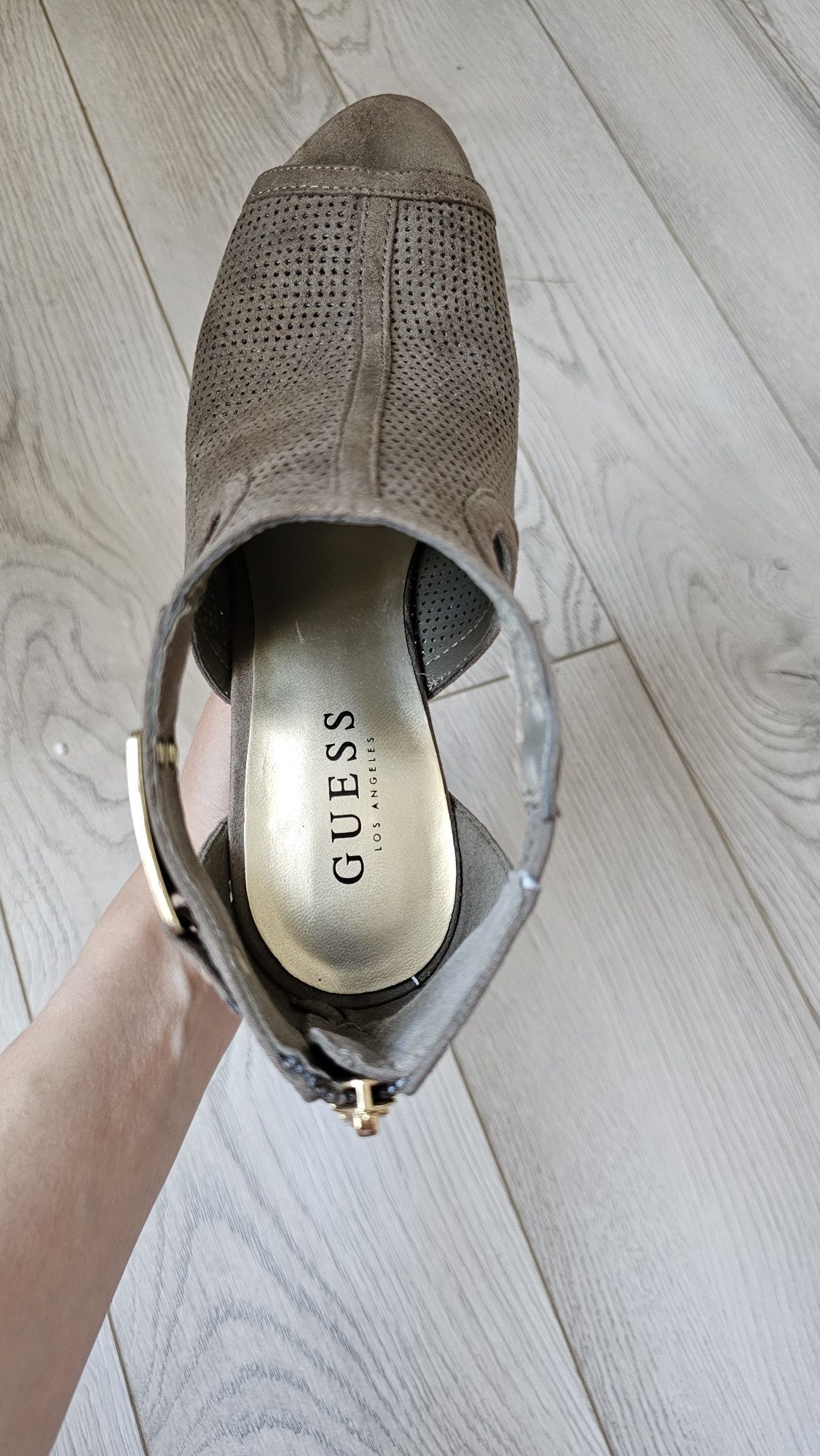 Новые босоножки на танкетке Guess