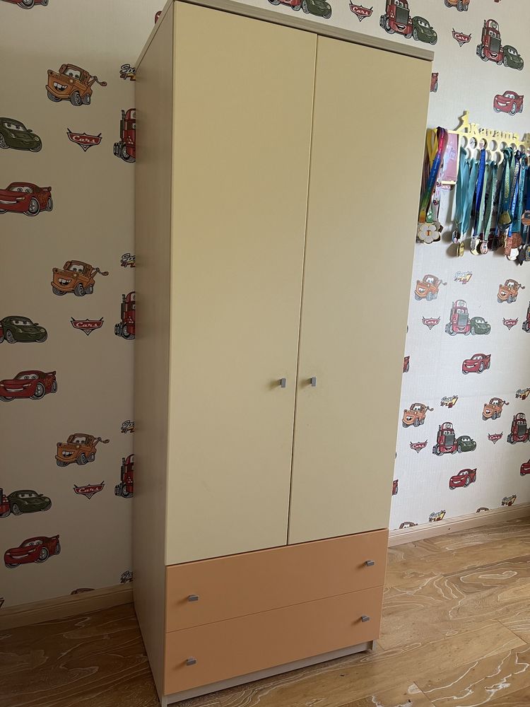 Продам двухярусную кровать и шкаф