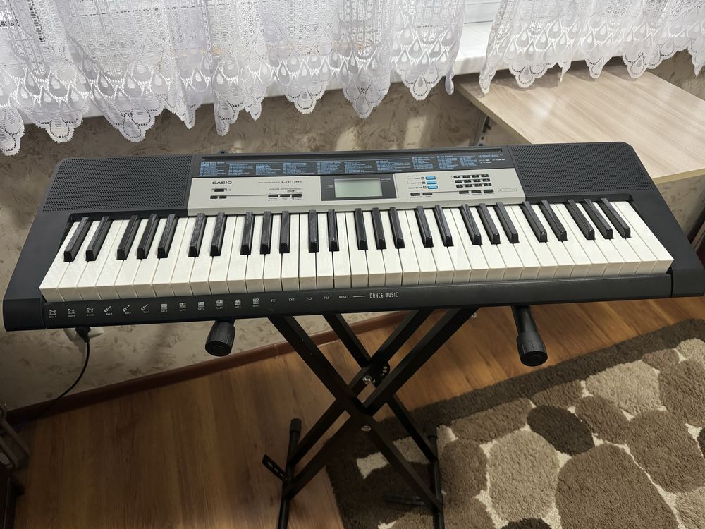 Продается синтезатор Casio LK-136