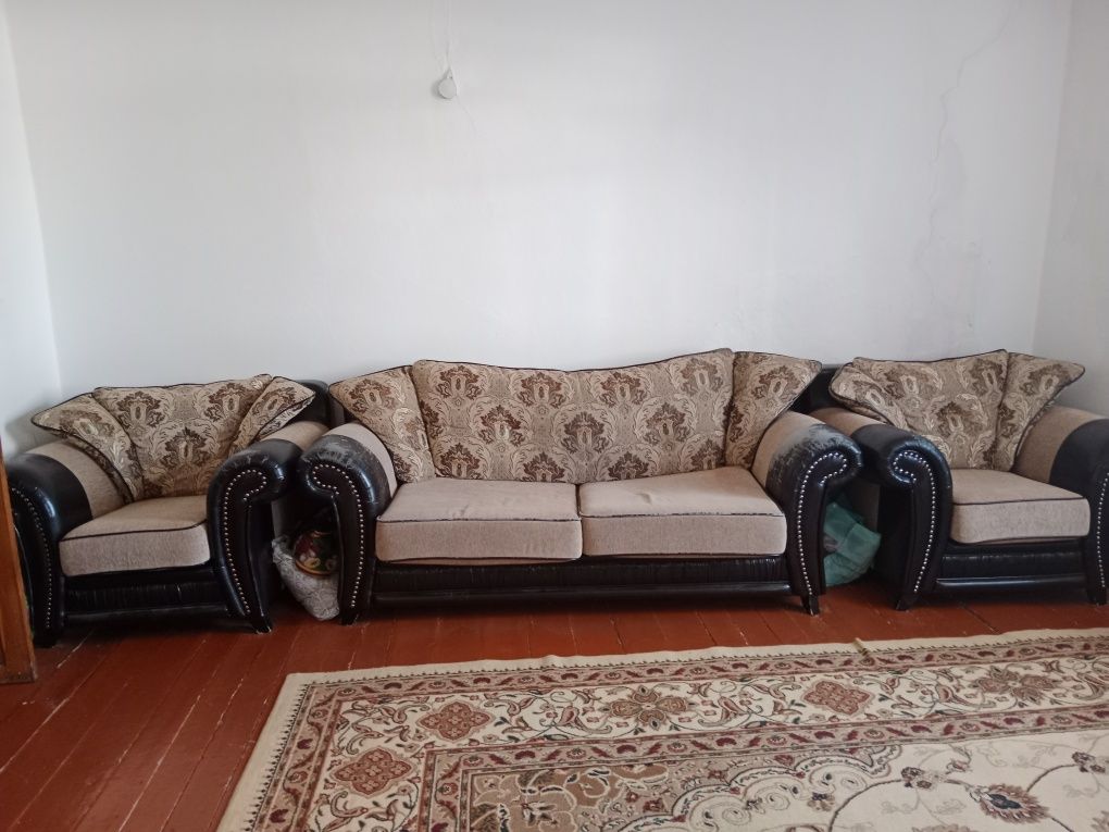 Мягкий уголок диван 2 кресла. В отличном состоянии. Диван +кровать.