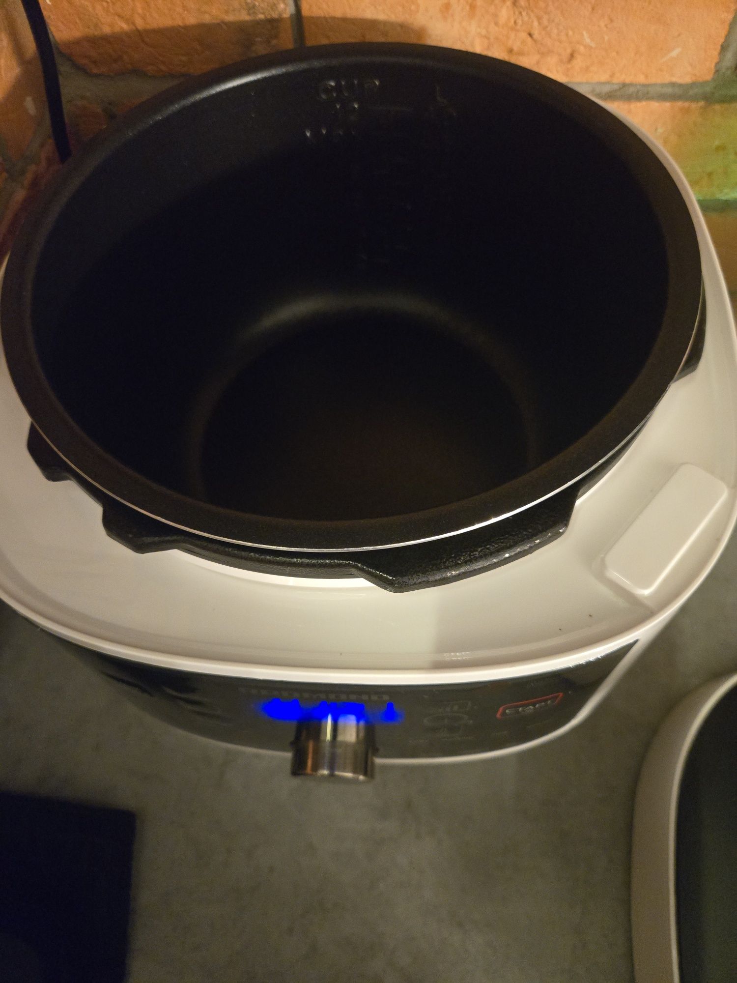 Продам мультиварку- скороварку Redmond RMC- P350