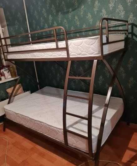 Двухъярусная металлическая кровать (двухярусная). Доставка бесплатно.