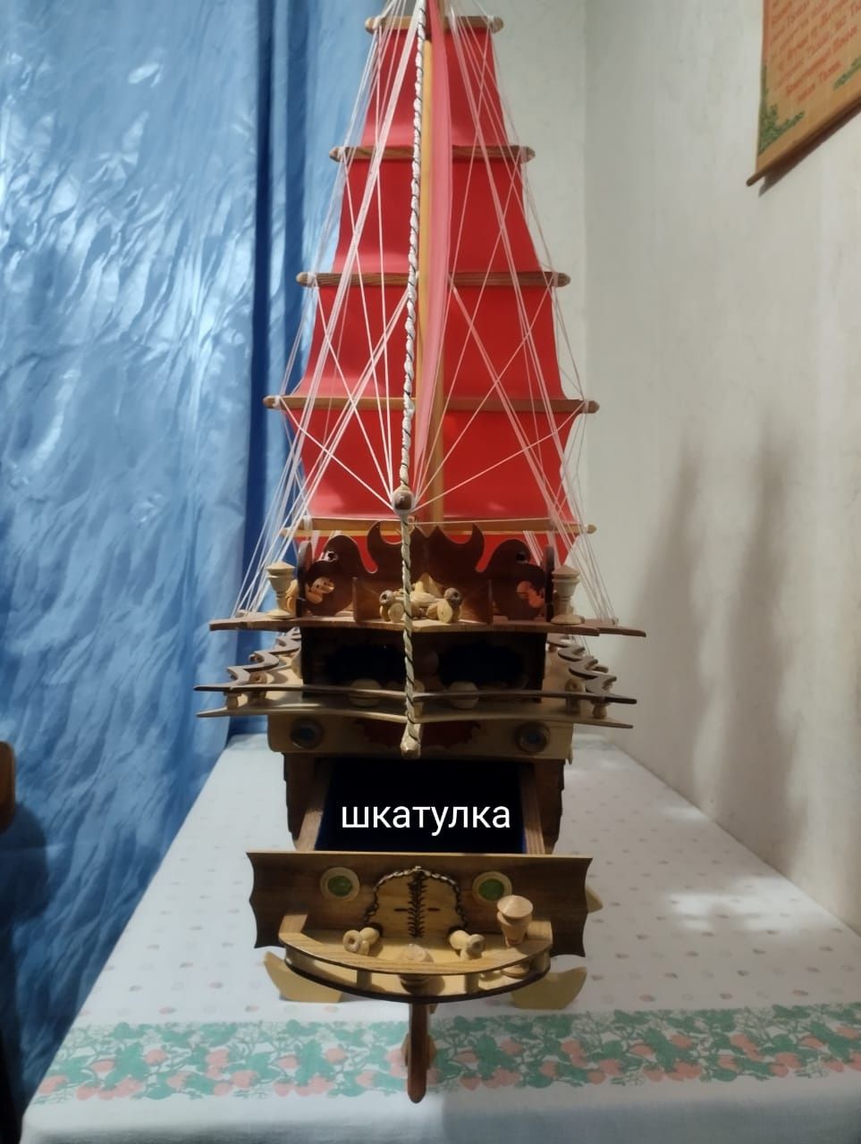 Продаются корабли ручной работы из дерева.