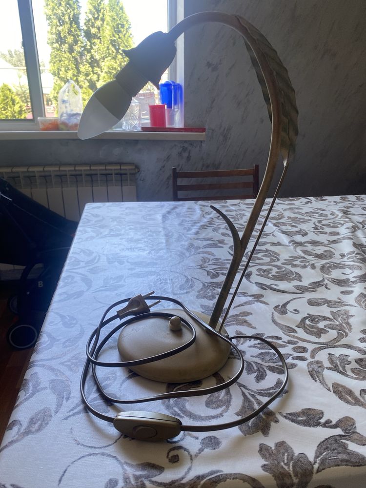 Продам люстру с таршером