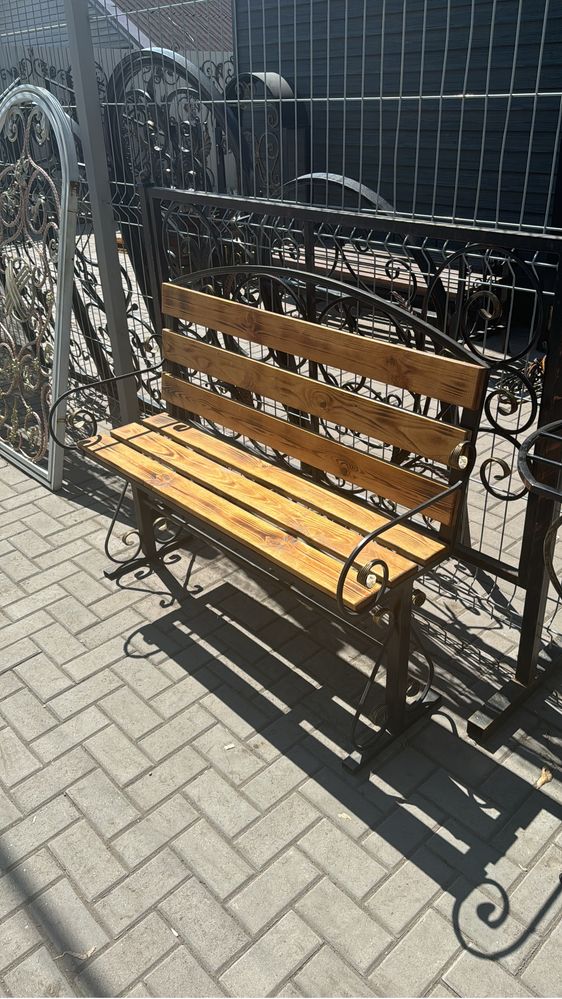 Скамейки, лавочки, качели.