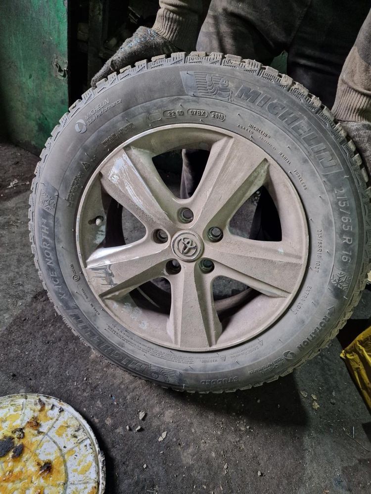 Продам зимние шины с дисками