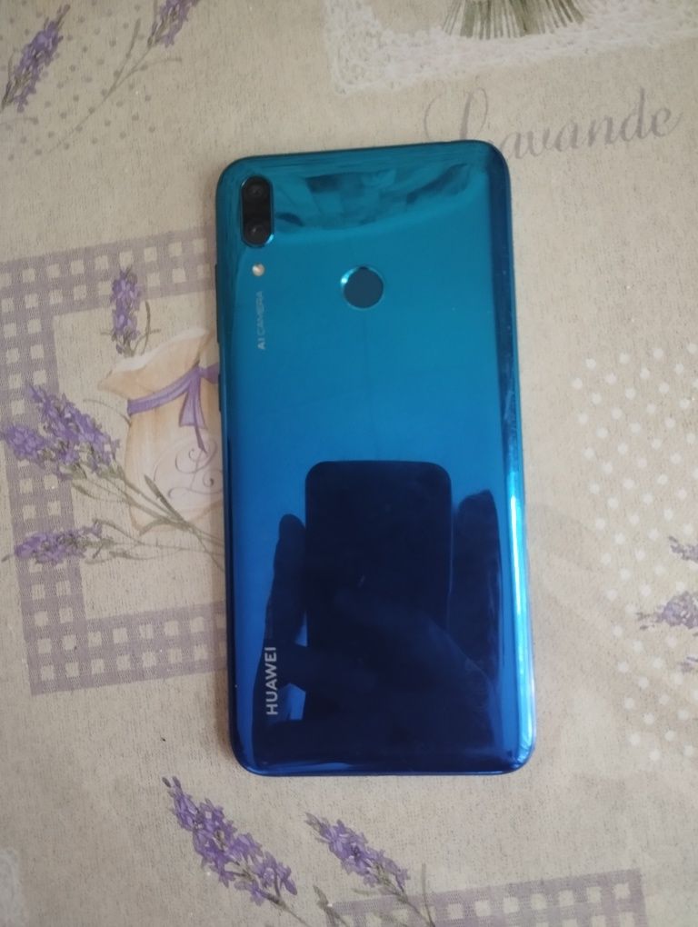 Продаю телефон huawei