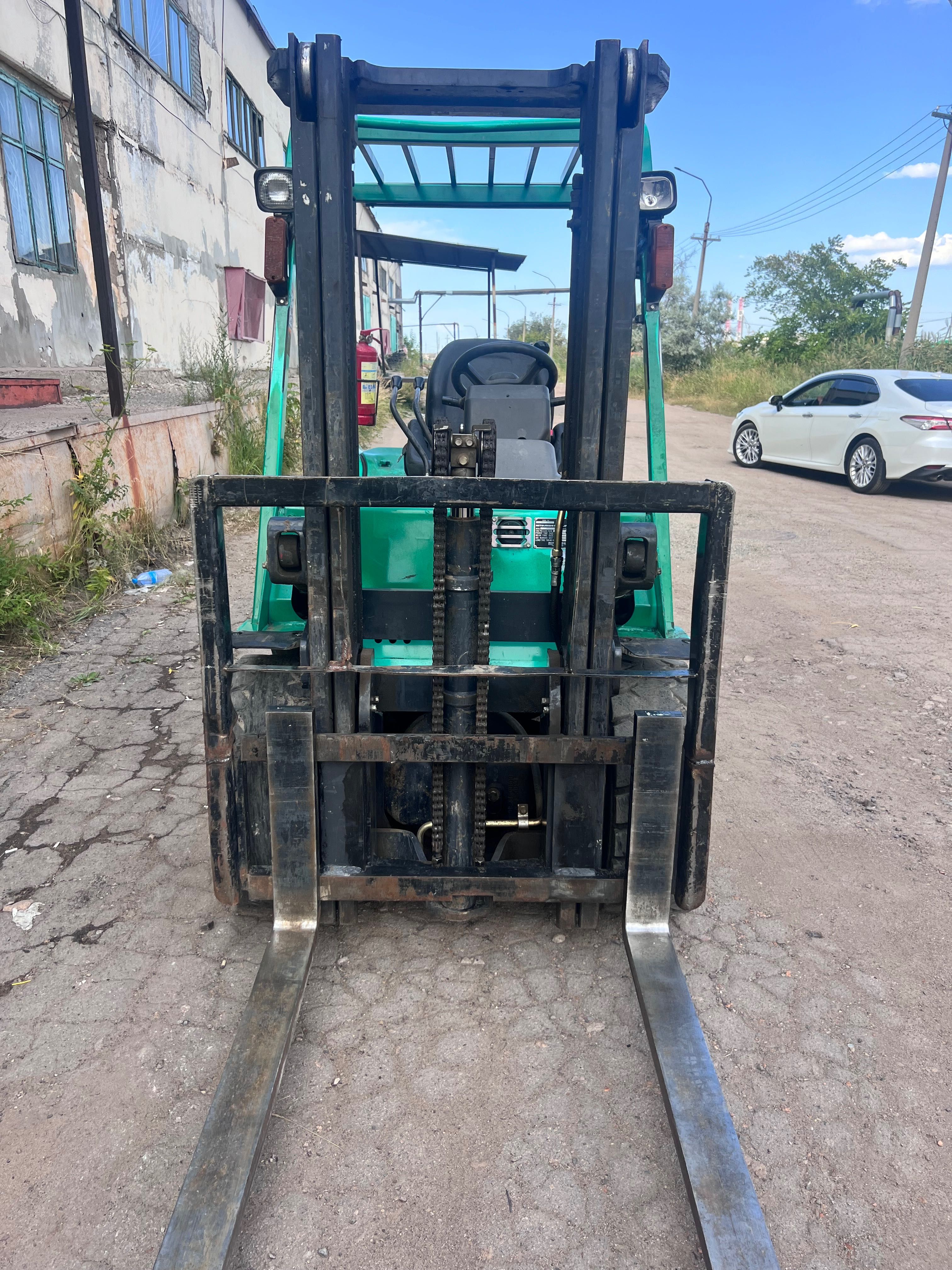 Кара вилочный погрузчик.