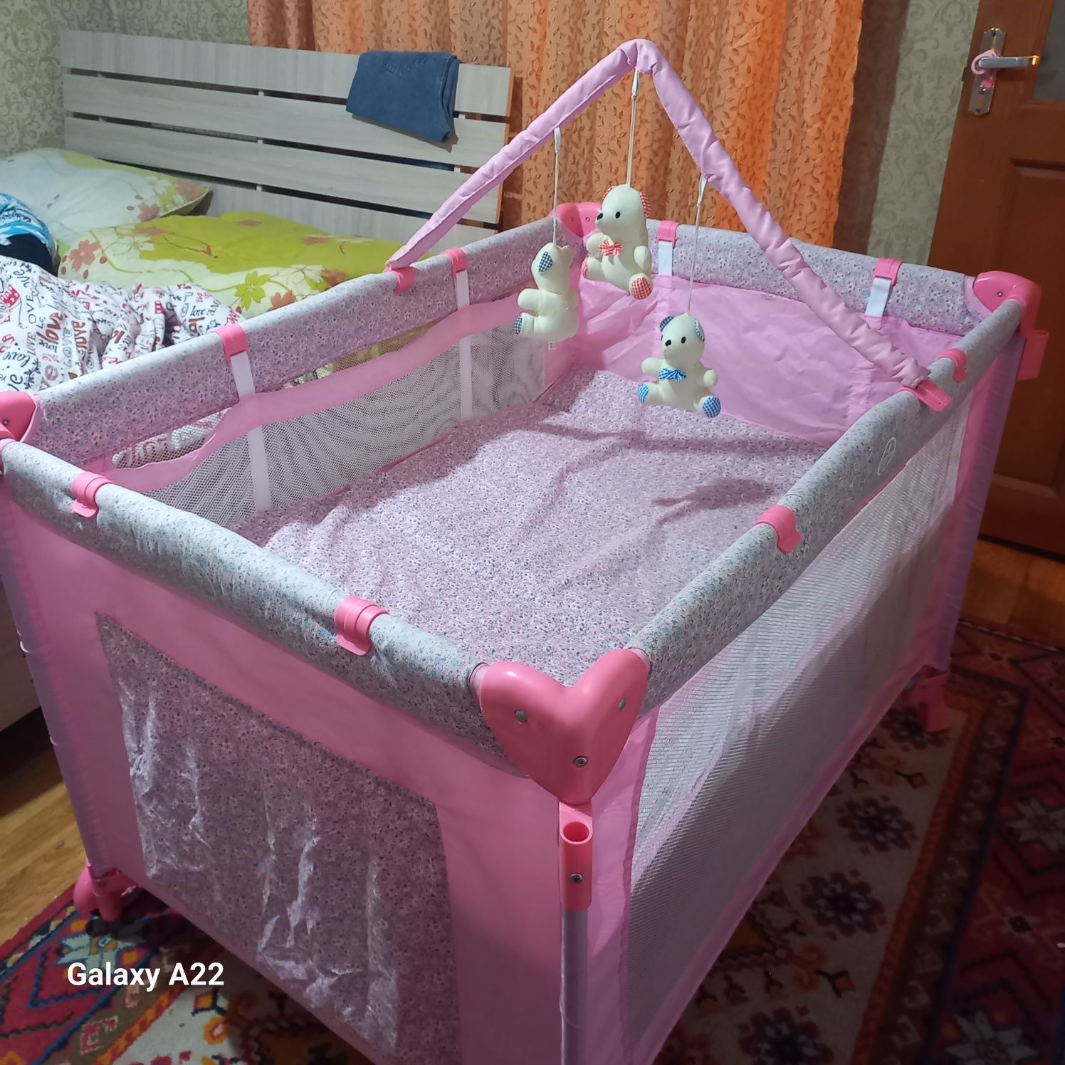 Срочно Продаю манеж игровой с люлькой в подарок коляска, столик для ко