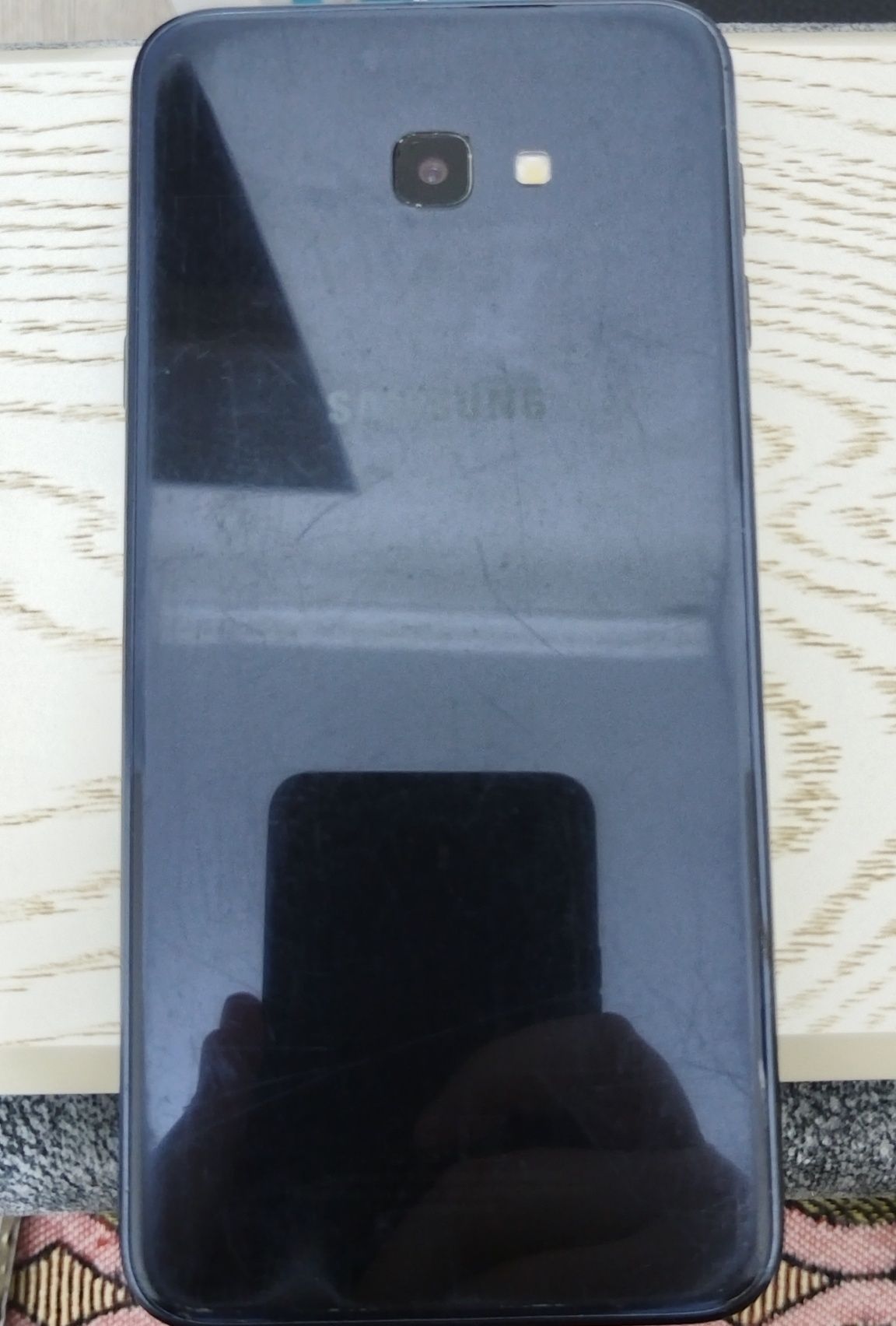 Продаётся Самсунг J4+.