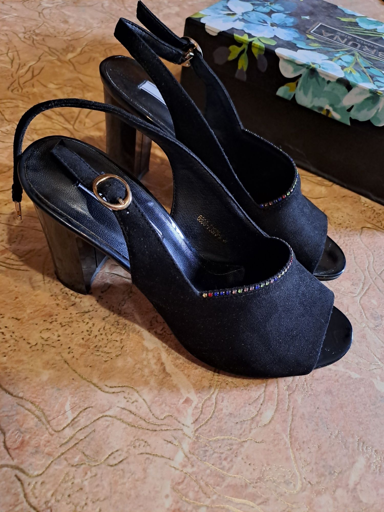 Продам женские туфли
