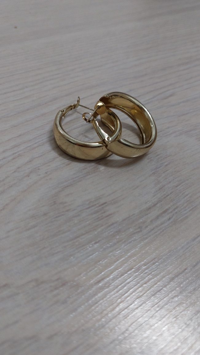 Сережки золотого цвета