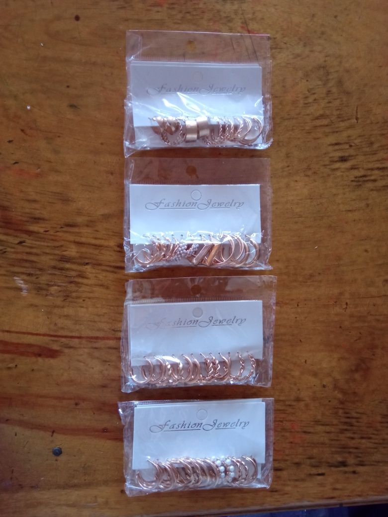 Продам серьги в наборе.
