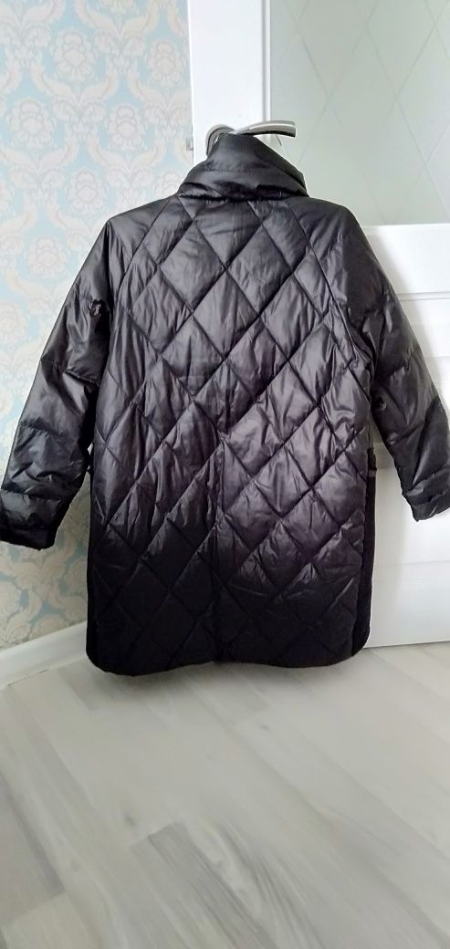 Продам осенью женскую куртку.
