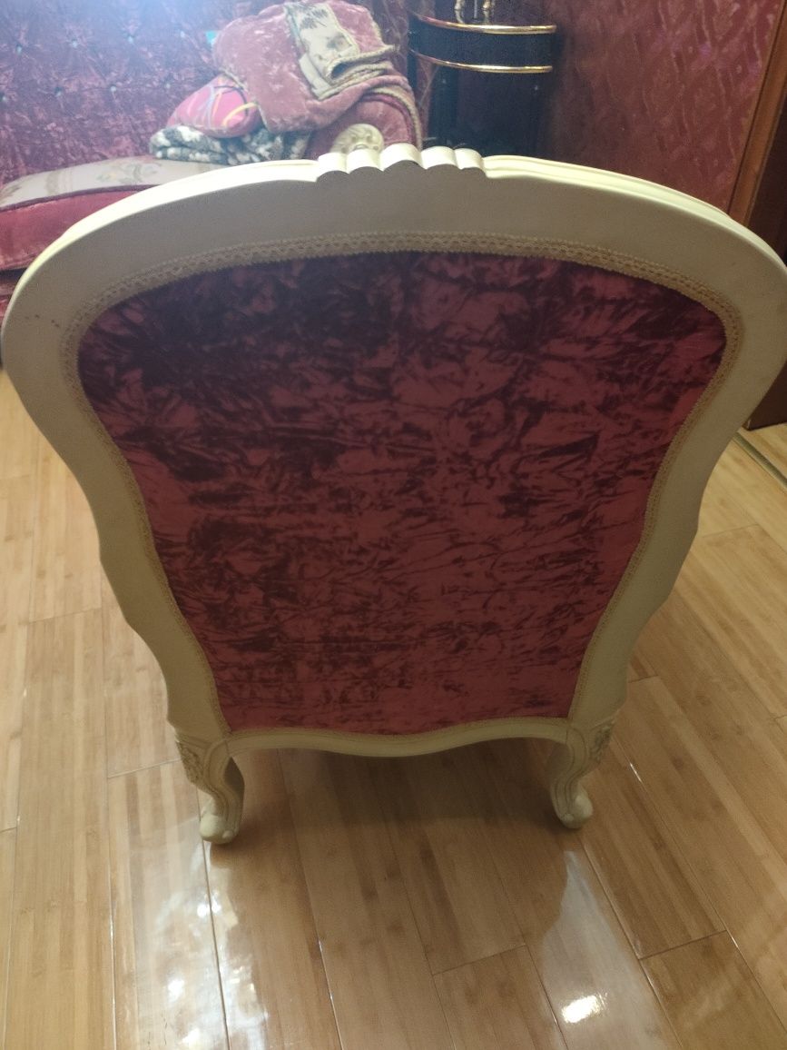 Продам диван царский в хорошом состояние