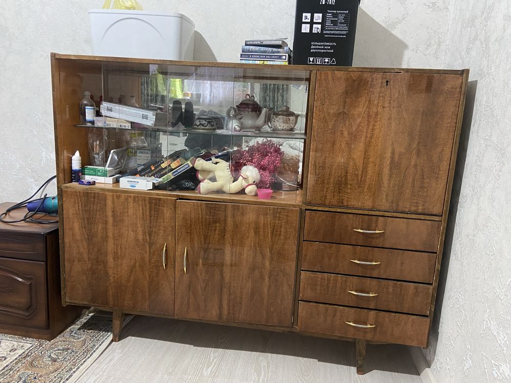 Продам сервант деревяный в хорошем состояний закрывается на ключ
