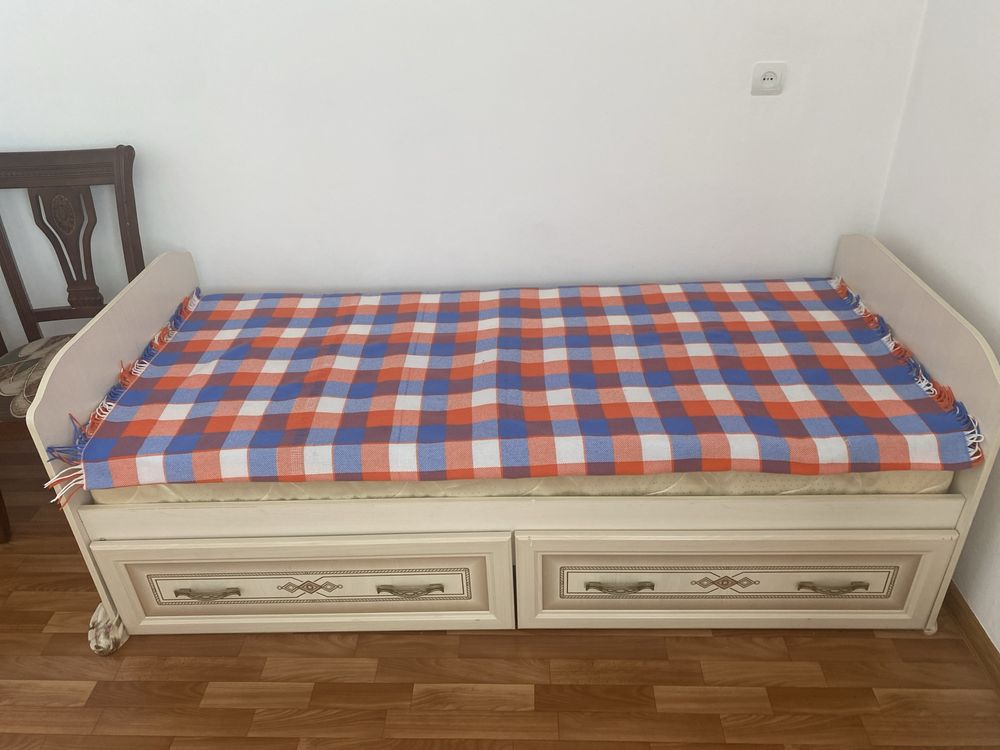 Продам кровать с матрасом