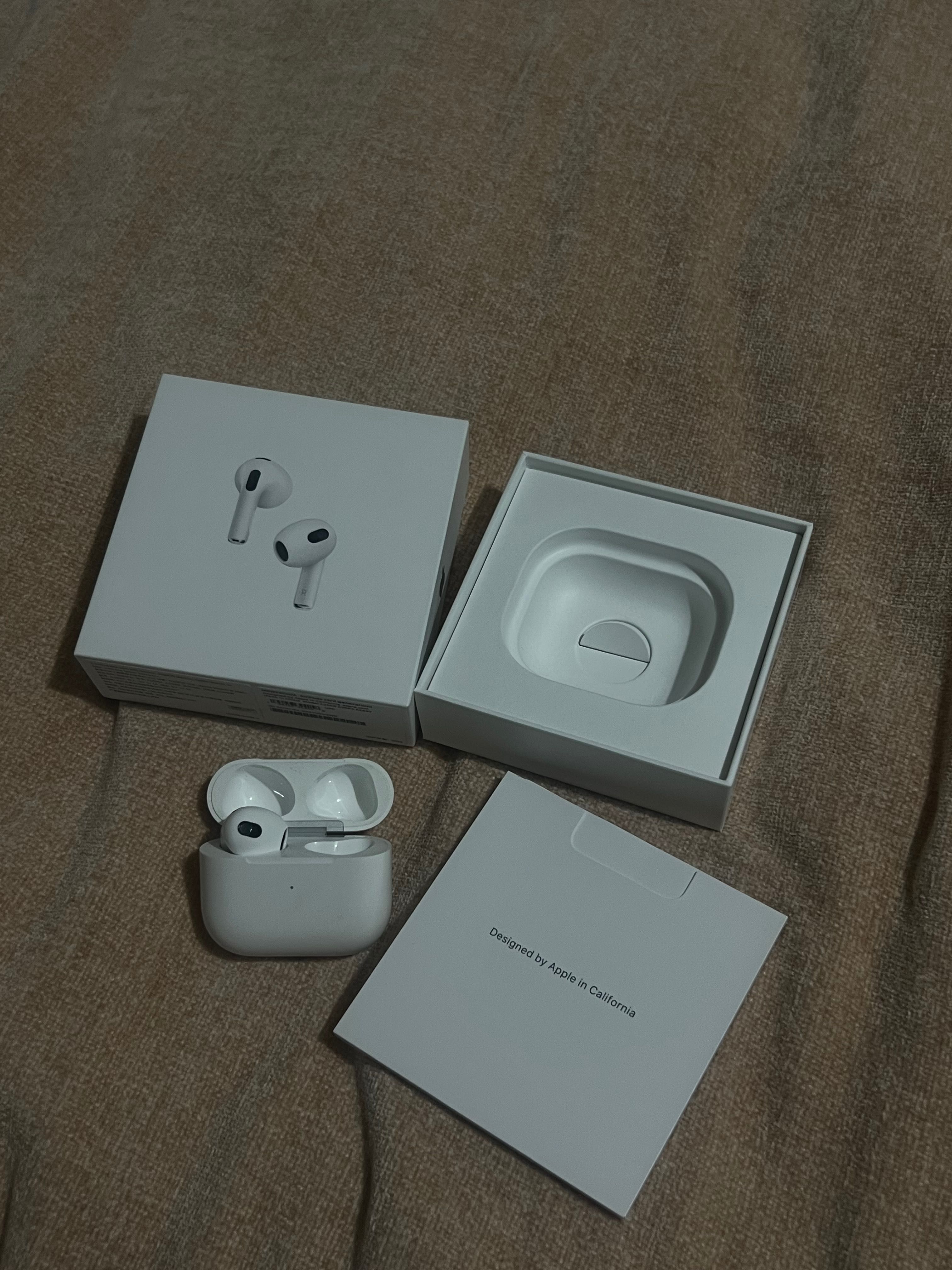 AirPods (3rd generation) 3 поколение. Кейс и левый наушник