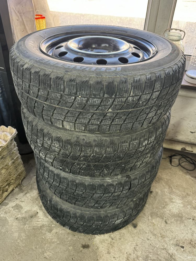 Продам диски с резиной на киа рио R15