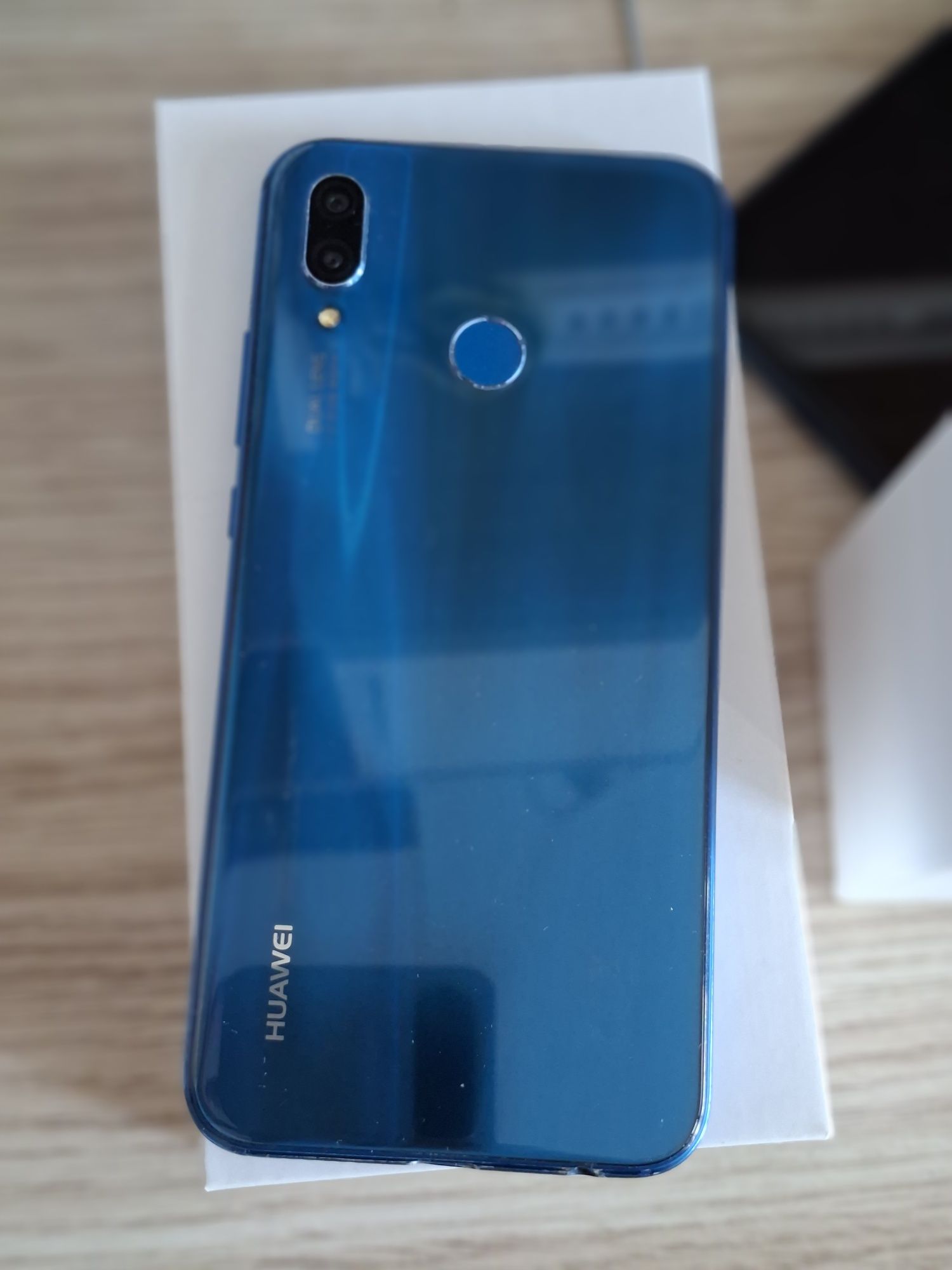 Смартфон Huawei P20 lite