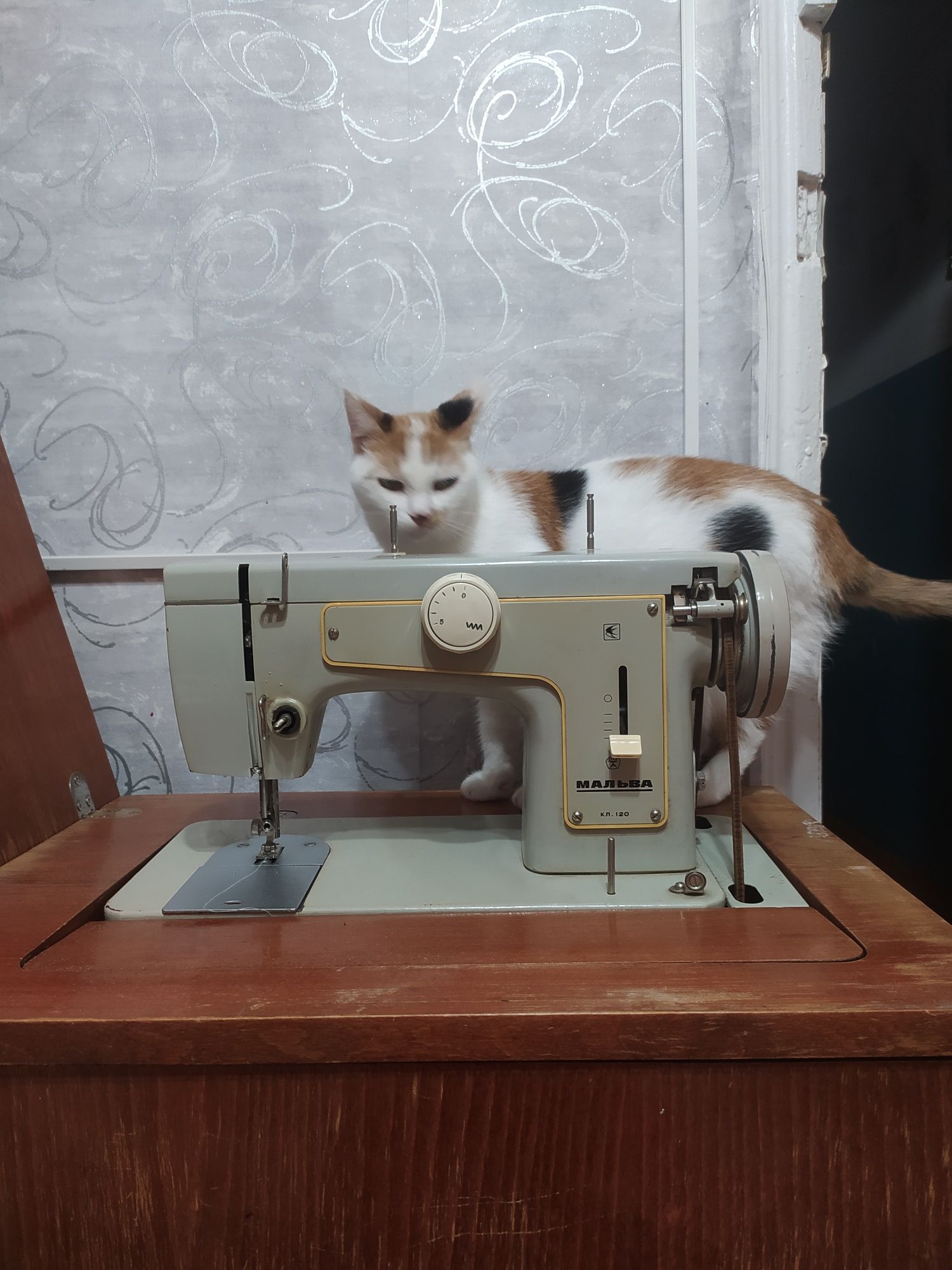 Продам швейную кабинетную машинку  б/у в