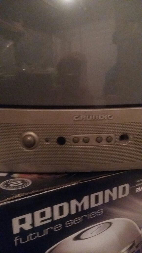 Телевизор Grundig с кронштейном и родным пультом