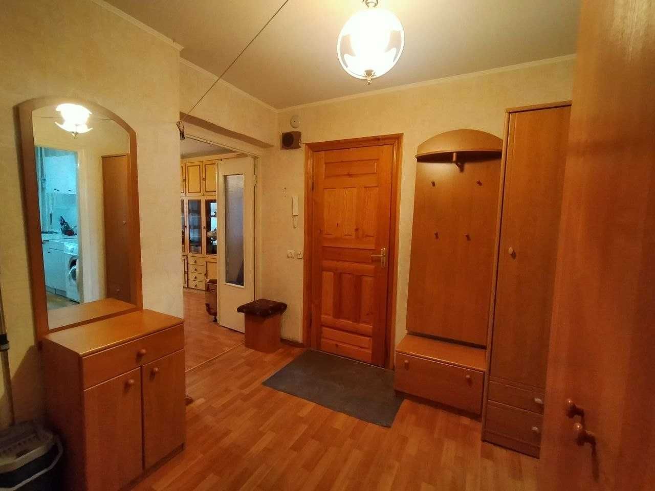 Продать трехкомнатную квартиру, в кирпичном доме 1989 г.п.