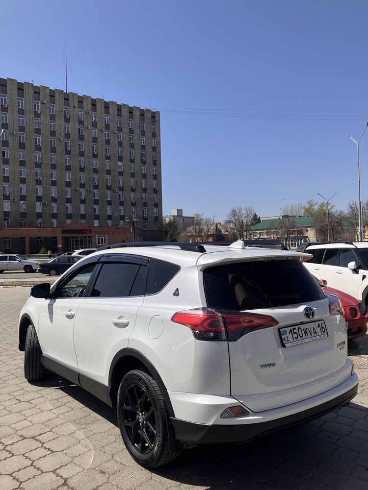 Тойота RAV4 2019