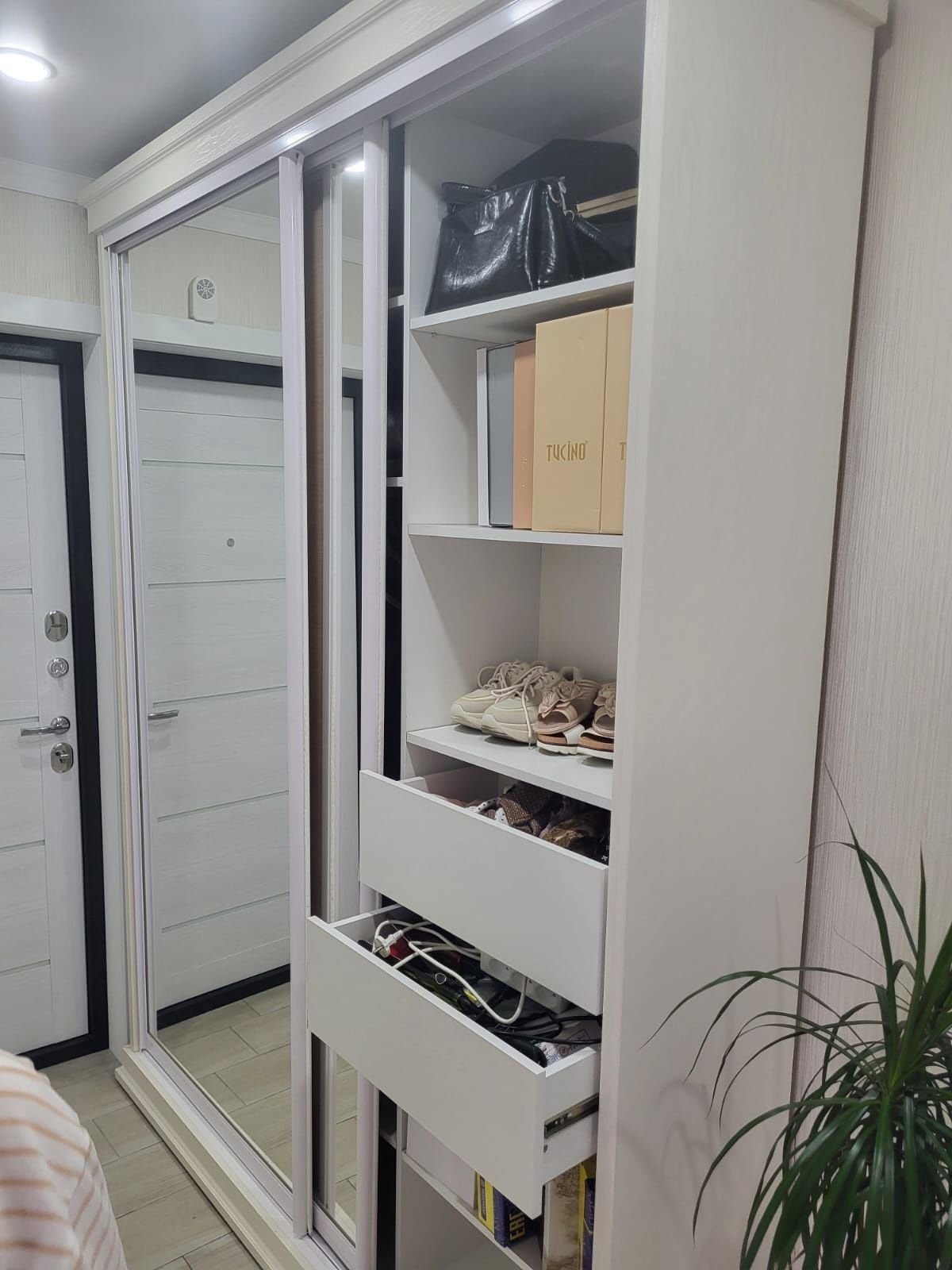 Продам шкаф - купе в отличном состоянии.