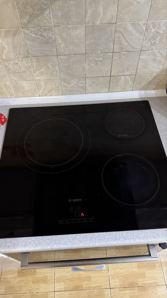 Продам кухню б/у с вытяжкой и плитой