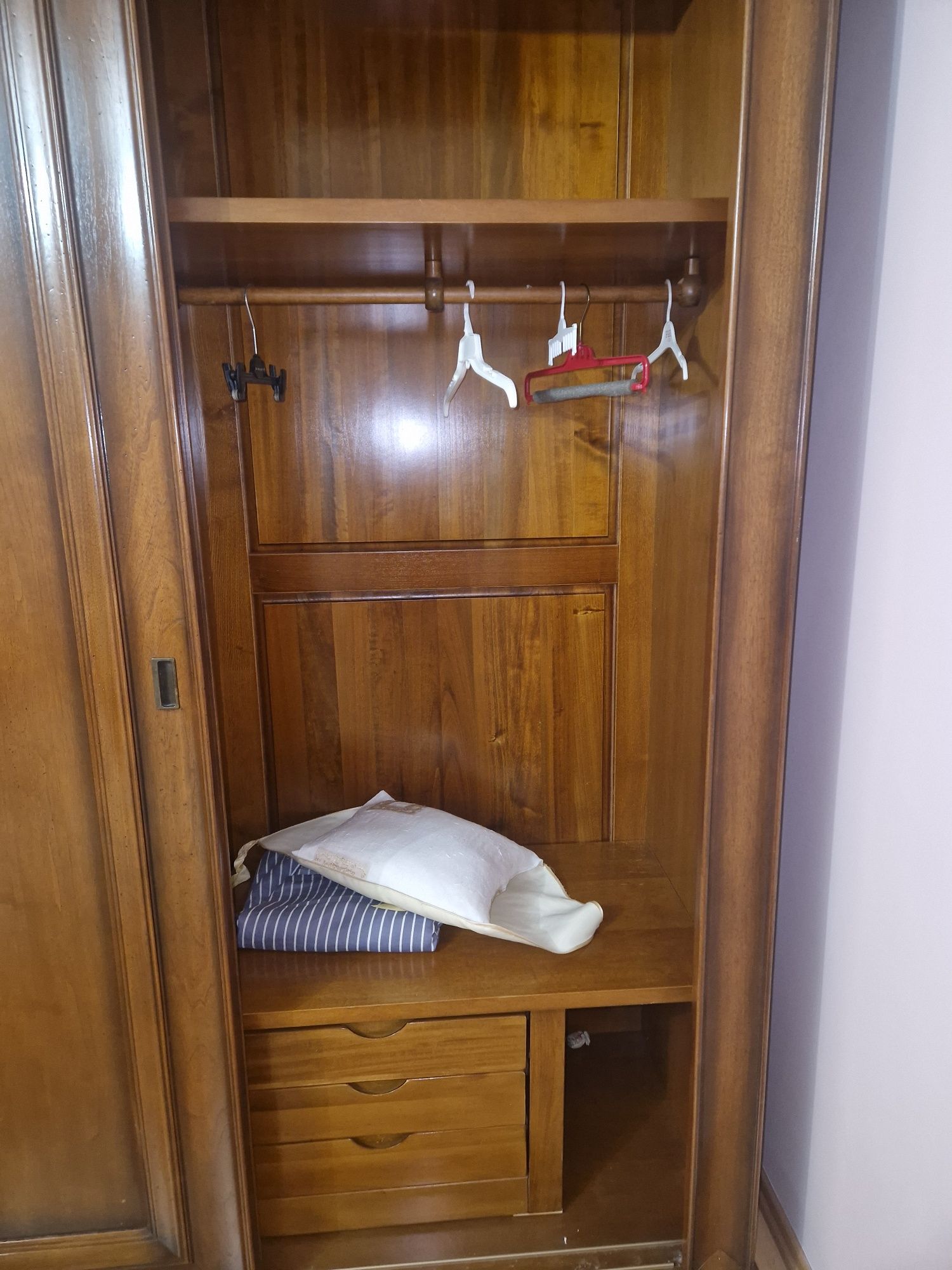 Продам спальный гарнитур
