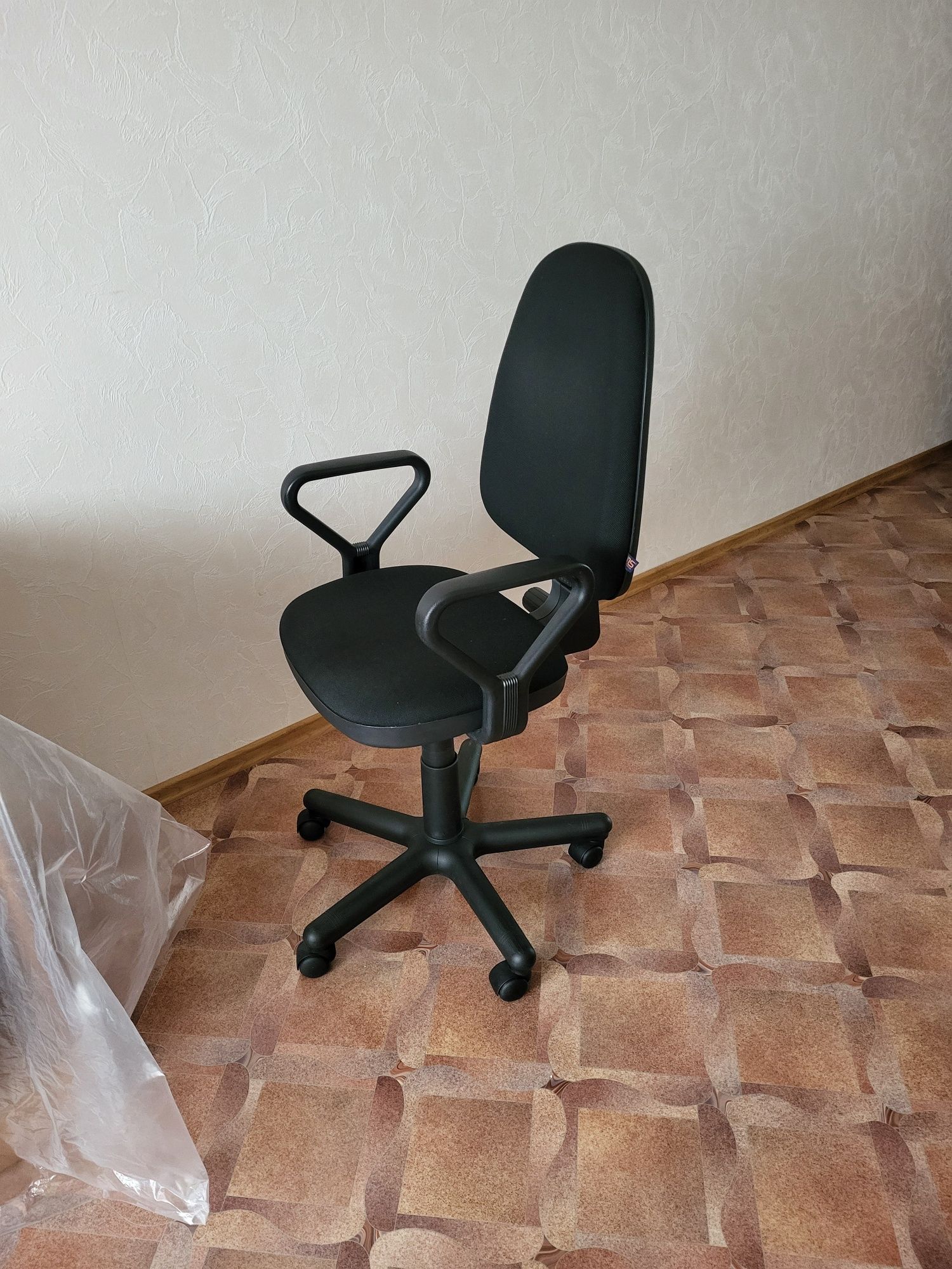 Продаётся компьютерный стол со стулом.