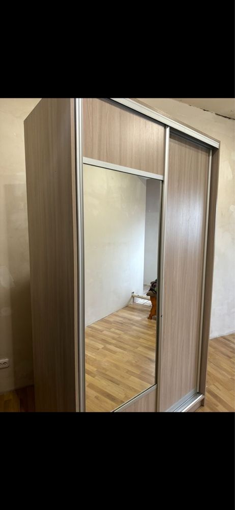Продам  б/у шкаф под одежду с зеркалом