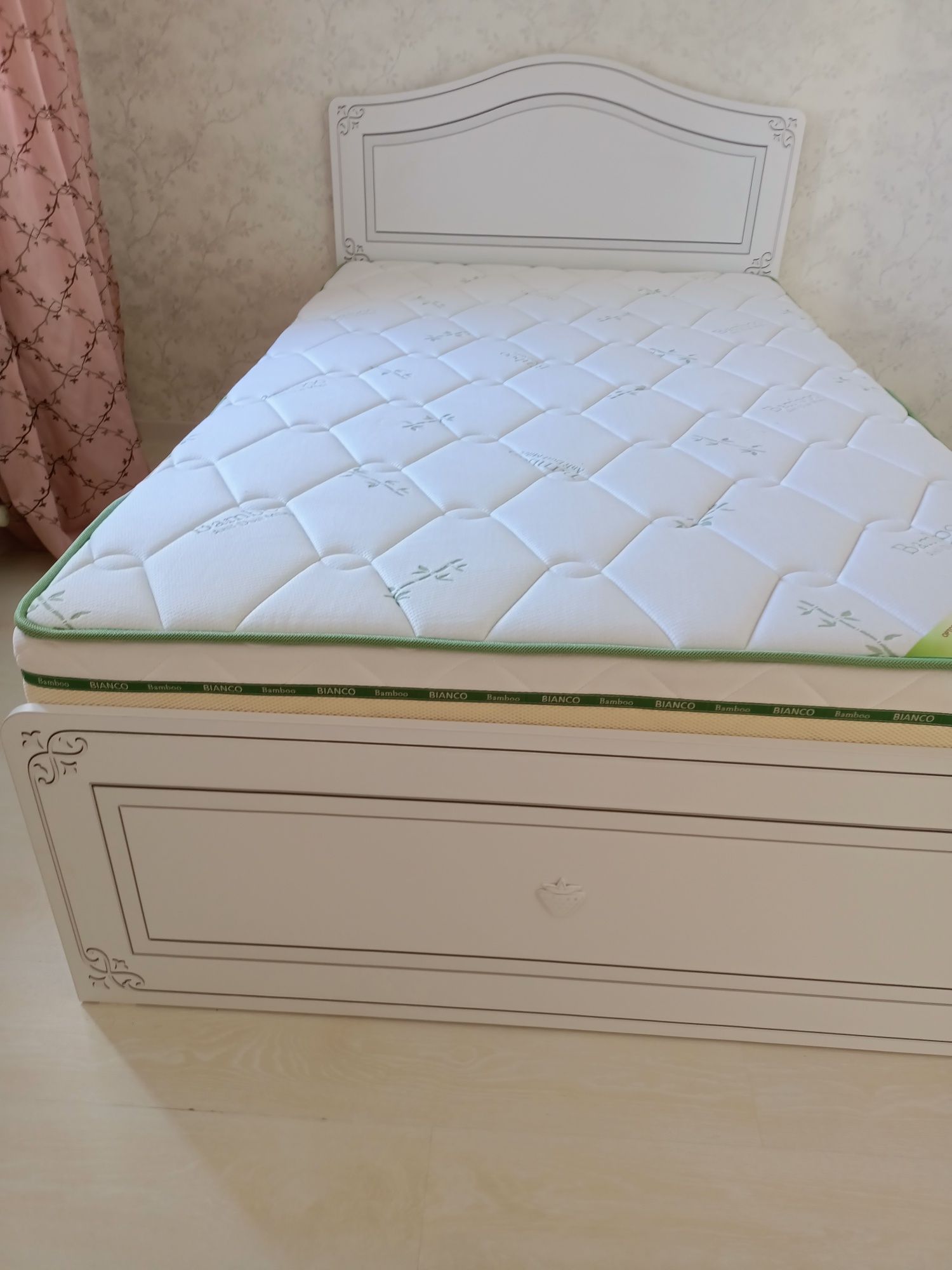 продам детскую кровать с матрасом
