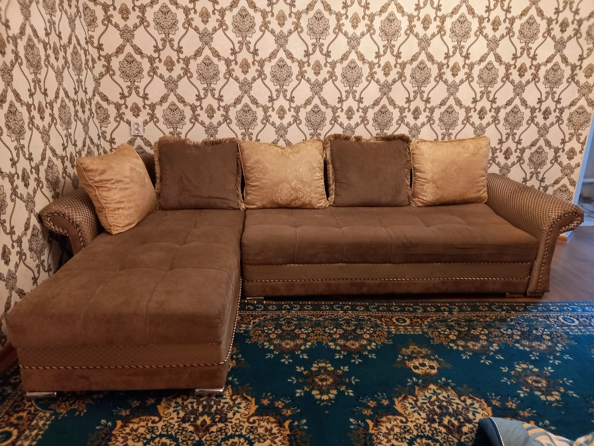 Продам диван угловой б/у