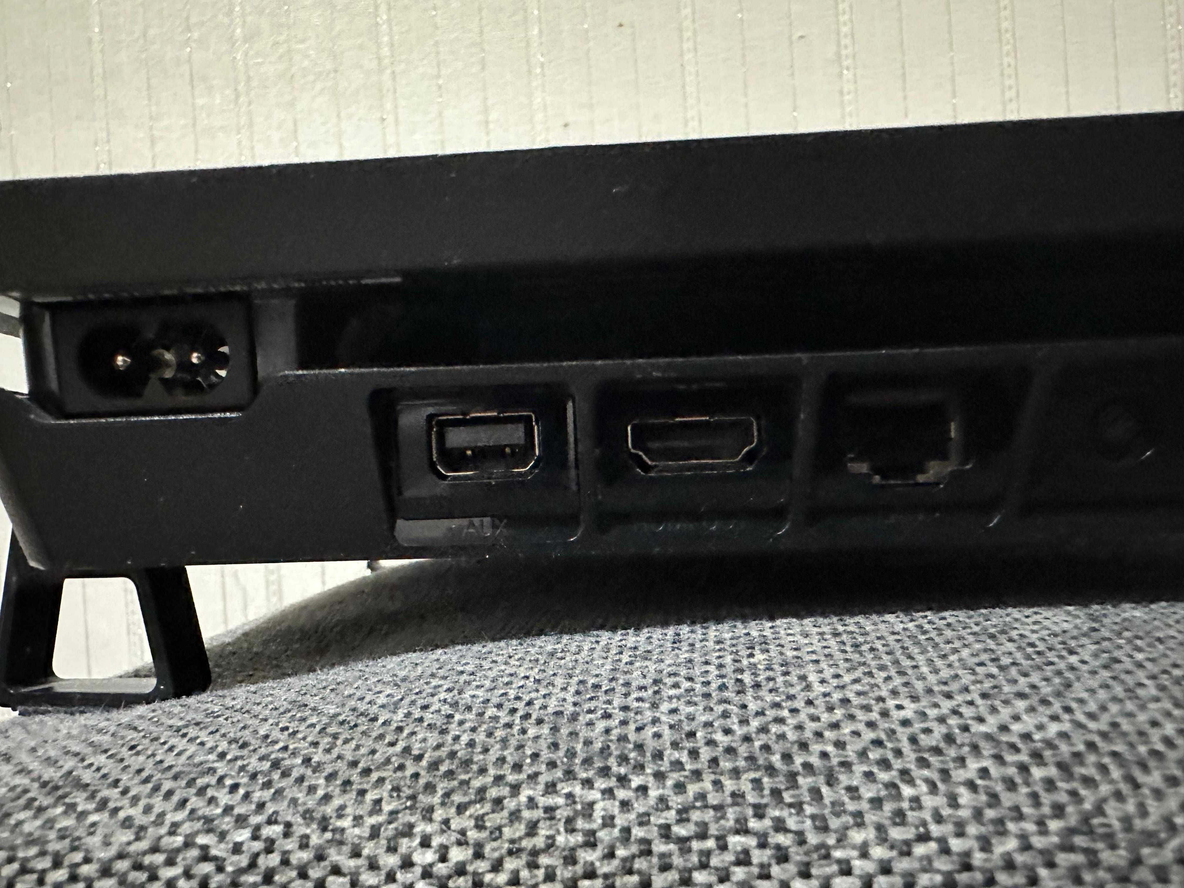 Sony PlayStation 4 Slim.