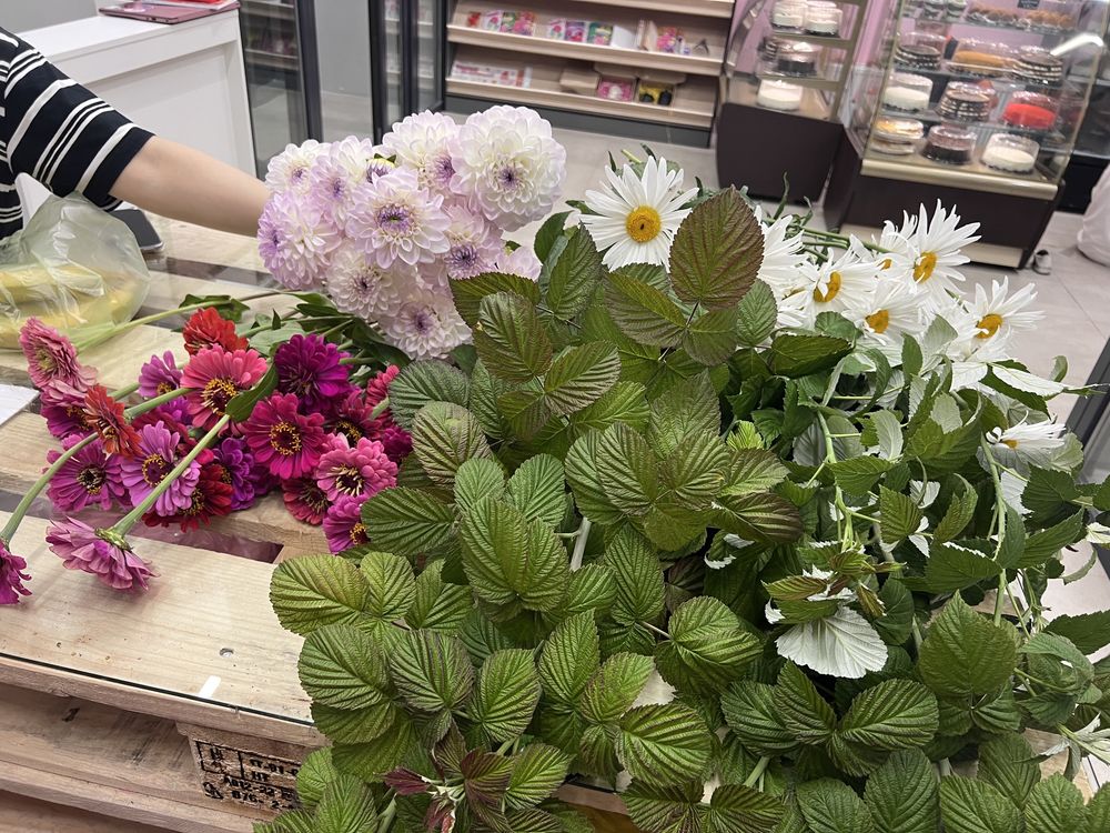 Продаю цветы гладиолусы георгины астра циния