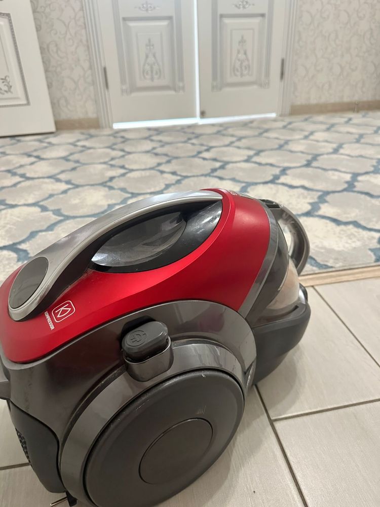 Продам пылесос lg kompressor красный