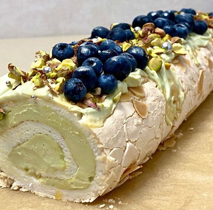 Сладкие и вкусные пироги.Меренговый рулет.