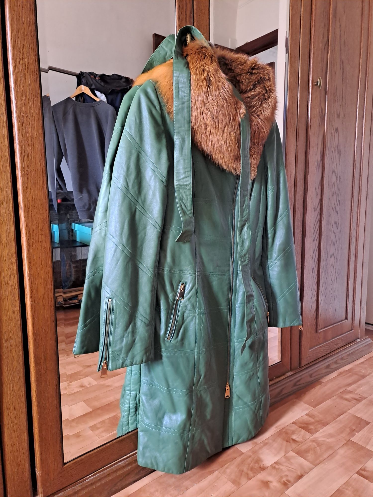 Продам кожаное пальто.