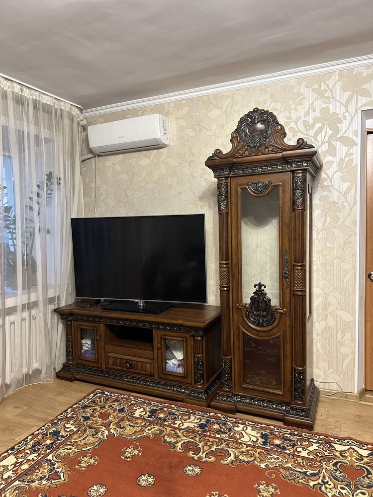 Продат ТВ тумбу со шкафом для сувениров