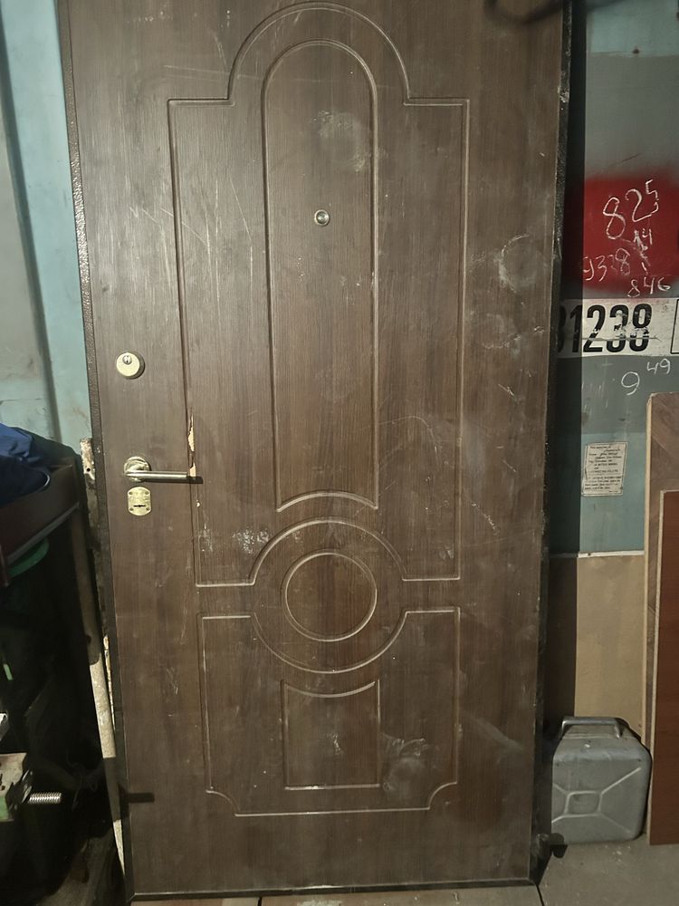 Продам дверь для дома